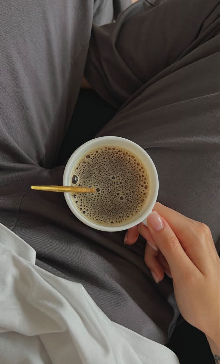 Otro mañanero como el de hoy y me quedo sin lengua. 👅🔥
El café estaba hirviendo… ☕🥵
pero bueno, ya estoy despierta… que era el objetivo. 😂