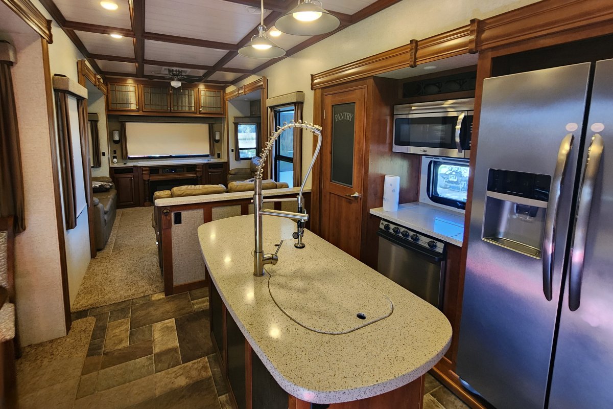 RVsDotCom_'s tweet photo. Bighorn behavior 😤

🚐 Used 2017 Heartland Bighorn 3970RD
💤 Sleeps 6
📏 44 ft long
↔   5 slide-outs

Ready to roam? → https://t.co/K7H9Z0jsgr https://t.co/HrpKf6WDz1