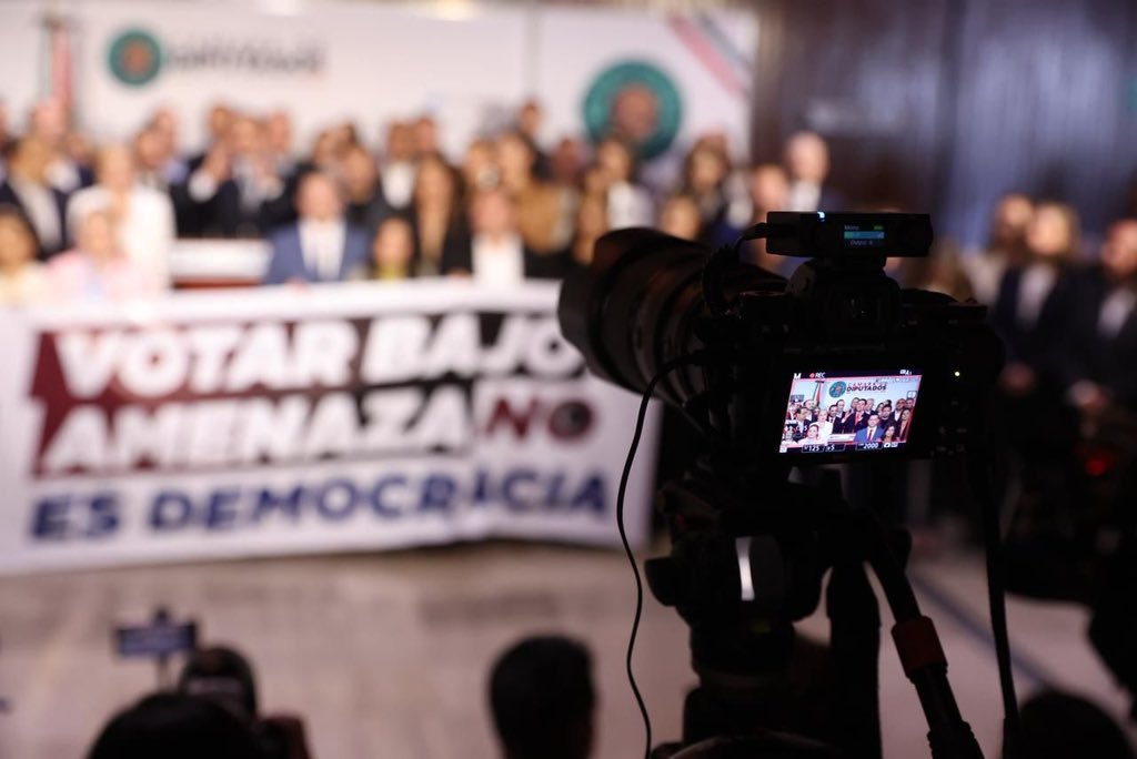 JorgeRoHe's tweet photo. Desde la @Mx_Diputados lo decimos claro: en @AccionNacional NO acompañamos la #ReformaElectoral de Morena.
Votar bajo amenaza NO es democracia.

En el PAN somos firmes: siempre vamos a defender a México y a las familias mexicanas. 🇲🇽
#PatriaFamiliaYLibertad https://t.co/nPJhd1e1PS