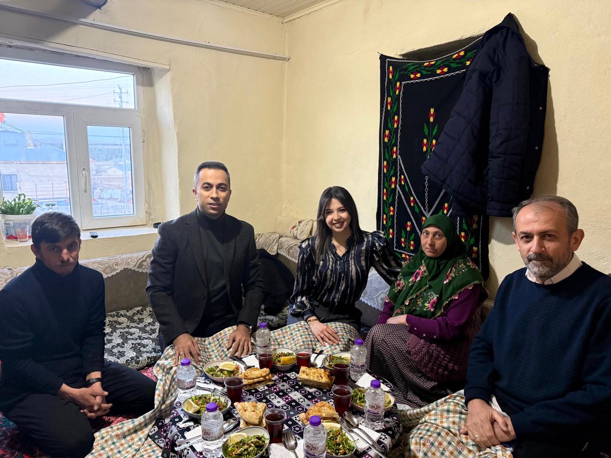 Kaymakamımız Fatih Güner, eşi Gülşah Şahin Güner ile birlikte bugünkü iftar programında ilçemiz Mülayim Mahallesinde ikamet eden Ali ve Fadime Uz çiftinin evini ziyaret etti.