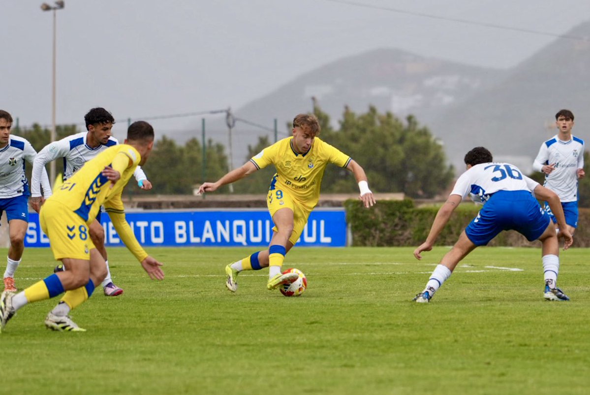 Antonioleonrgue's tweet image. SEGUNDA FEDERACIÓN. GRUPO 5

FINAL en la Ciudad Deportiva Javier Pérez con reparto de puntos.

No supo administrar su ventaja los amarillos.

CD Tenerife B 2 (Juan Ybarra, min. 45 y Fran Sabina, min. 92)

Las Palmas Atlético 2 (Carlos Navarro, min. 26 y Johan Guedes, min. 29)