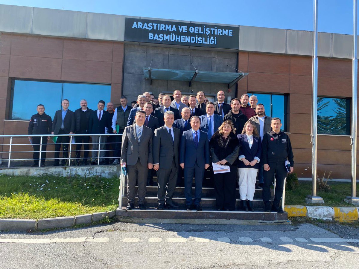 TCSamsunValilik's tweet photo. Afet Teknik Destek ve İkmal Grubu ile Afet Ulaşım Altyapı Grubu

📌 #Samsun’da afet ve acil durum öncesi, sırası ve sonrasında meydana gelebilecek muhtemel can ve mal kayıplarının önlenmesi ve azaltılması amacıyla Türkiye Afet Müdahale Planı (#TAMP) kapsamında yer alan 23 adet yerel düzey afet grubuna ait görev, sorumluluk ve çalışmalar çerçevesinde koordinasyon ve iş birliğinin sağlanmasına yönelik düzenlenen toplantılar devam ediyor.

📌Bu kapsamda; afet ve acil durumlarda afet bölgesine en hızlı ve güvenli ulaşımın sağlanması, seyrüseferin düzenlenmesi, kullanılan her türlü makine ve araçların bakım-onarım ve yakıt ikmalinin sağlanması, iş makineleri desteğine yönelik koordinasyonun yürütülmesi ile afet bölgesinde altyapı çalışmaları tamamlanıncaya kadar kullanma suyu temini ve naklinin sağlanması, gerektiğinde yeterli sayıda su kuyularının açılmasına yönelik koordinasyondan sorumlu olan Afet Teknik Destek ve İkmal Grubu ile Afet Ulaşım Altyapı Grubu, 11.03.2026 tarihinde ana çözüm ortağı Karayolları 7. Bölge Müdürlüğünün ev sahipliğinde, Vali Yardımcısı Bilal Bozdemir ve destek çözüm ortağı kurumların yetkililerinin katılımıyla toplandı.

📌Toplantıda👇

✅️Afet mahalline ve afet mahallinde ulaşımın en kısa zamanda sağlanmasını temin edecek tertip ve düzenlemeleri almak ve uygulanmasını sağlamak,

✅️Alternatif yolları ve öncelikli kullanılacak yolları belirlemek ve ilgililere duyurmak,

✅️Trafik güvenliği açısından gerekli istikamet ve kilometre levhaları ile diğer işaretleri düzenlemek,

✅️Hasar görmüş kara ve demiryolları ile hava ve deniz limanları, köprü ve viyadüklerin onarımlarını yaptırmak,

✅️Başta ana arterler olmak üzere tıkanan yollar üzerindeki enkazı öncelikle kaldırmak ve molozları temizlemek,

✅️Deniz ve hava limanları ile demiryollarındaki seyrüsefer, yükleme ve boşaltma işlemleri için özel tedbirleri almak,

✅️Operasyonda arama, kurtarma ve enkaz kaldırma faaliyetlerinde kullanılacak iş makinesi desteğini sağlamak,

✅️Operasyonda kullanılacak araç ve ekipmanlara yakıt ikmali desteğini sağlamak,

✅️Operasyonda kullanılan makine, araç ve ekipman arızalarının giderilmesini sağlamak,

✅️Afet bölgesindeki arızaların onarımı için teknik personel ve ekipman sevkiyatını yönlendirmek konularındaki görev ve sorumluluklara yönelik eğitim verildi.

📌Afet Teknik Destek ve İkmal Grubu ile Afet Ulaşım Altyapı Grubu’nun Destek Çözüm Ortakları👇

🔶️Samsun Büyükşehir Belediyesi
🔶️17 İlçe Belediyesi
🔶️Devlet Su İşleri 7. Bölge Müdürlüğü 
🔶️Ulaştırma 9. Bölge Müdürlüğü
🔶️Devlet Demiryolları 4. Bölge Müdürlüğü 
🔶️Orman Bölge Müdürlüğü
🔶️Sanayi ve Teknoloji İl Müdürlüğü
🔶️Samsun Orman İşletme Müdürlüğü
🔶️Karayolları 75. Şube Şefliği
🔶️DSİ 71.  Şube Müdürlüğü

“Afetlere Hazırlık Hayat Kurtarır”