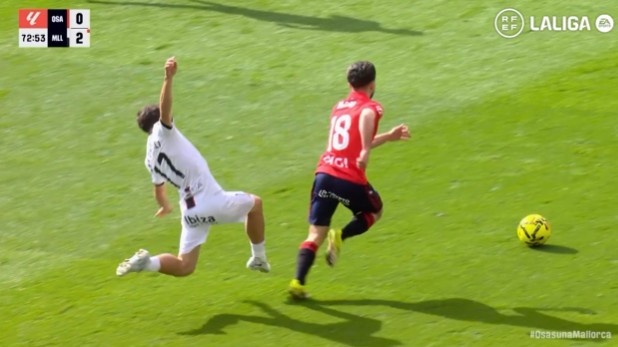 😱 Es INCREÍBLE que Virgili se vaya a perder 2 partidos de Liga por una "entrada" en el que el balón está alejado, donde es cierto que no hay disputa del mismo, pero donde solamente se quiere derribar al rival...

🏥Y luego entradas, que, por estar el balón más próximo, pero con