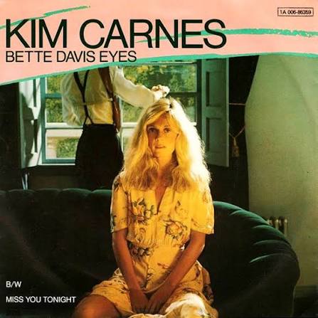 En 1981, se lanza el exitoso "Bette Davis Eyes", clasicazo de Kim Carnes que formó parte de su quinto álbum "Mistaken Identity". Logró el #1 y lo mantuvo a lo largo de 9 semanas. Está catalogado como el segundo más importante de los 80s, detrás de "Physical" de O. Newton-John. 🎧