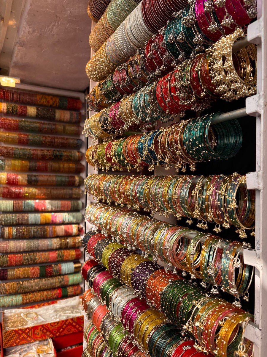 ہم سے کسی نے نہیں پوچھا چوڑیوں،جھمکوں کا مرشد 
ہمارے ہاتھ برتن مانجھنے کے لئے بنے ہیں ۔۔💔😬