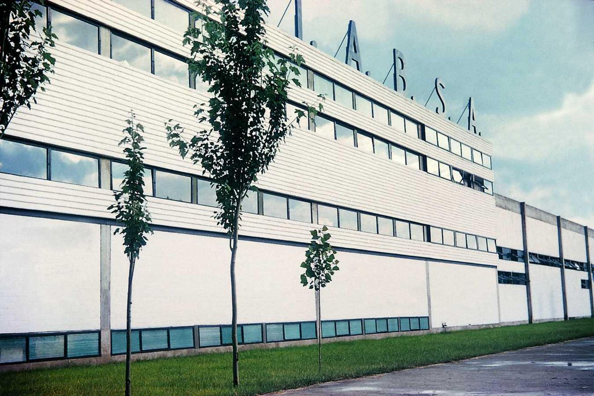 FundacionASota's tweet photo. Desde la Fundación, recibimos con satisfacción la noticia de que el Ministerio de Cultura tramita el expediente para declarar BIC los Talleres Aeronáuticos de Barajas (TABSA), proyectados en 1957. https://t.co/fcg4zBA1gC