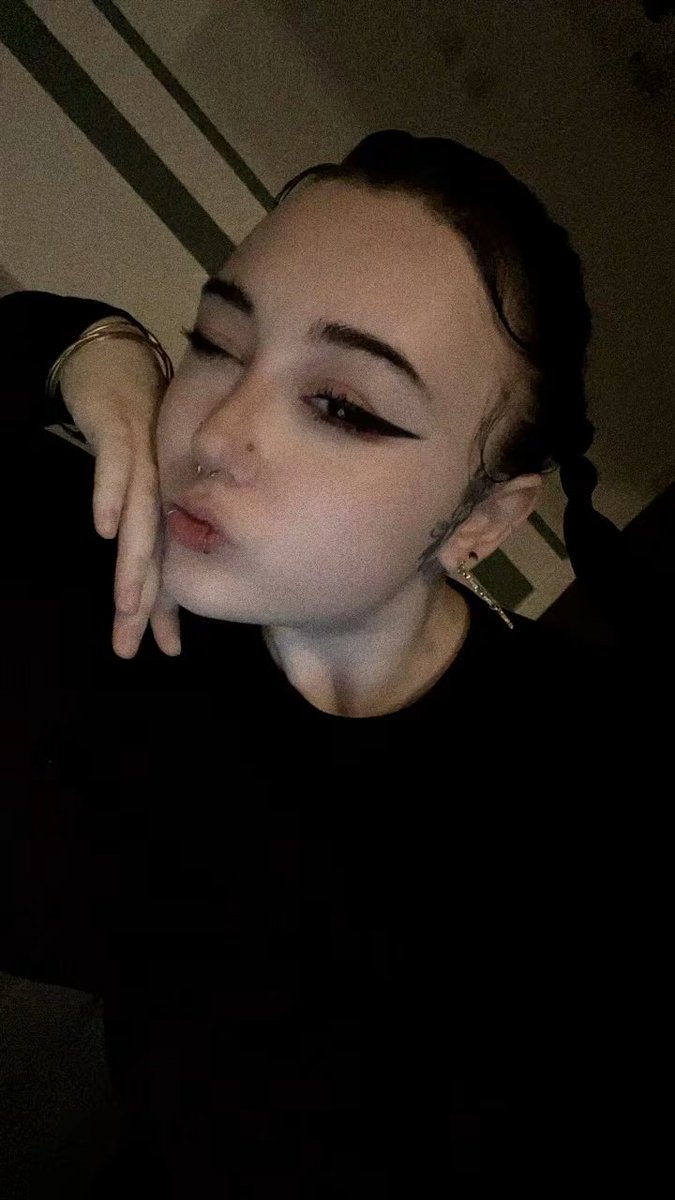 J’ai grave du mal à attacher mes cheveux comme ça psk je trouve que j’ai une tête d’oeuf ça date depuis peut-être le collège où je suis trauma avec ça à cause du harcèlement jpppp mais hier j’ai plaqué mes cheveux pour me faire une tresse haute 👀
