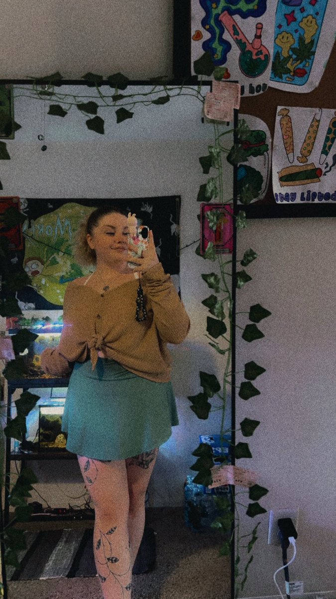 SpookyStreamer's tweet photo. Hi my name is Vic 💋
~ New to streaming! ~

- I’m 24 years old (10/19/01 🎂)
- horror movie/show lover 
- my fav Pokémon is Psyduck <3
- addicted to diamond art + anime 
- hippie/alternative/cowgirl 
- looking for new friends :3

 ♡ + ↻ for new mutuals https://t.co/ZQ8OuCqOcs
