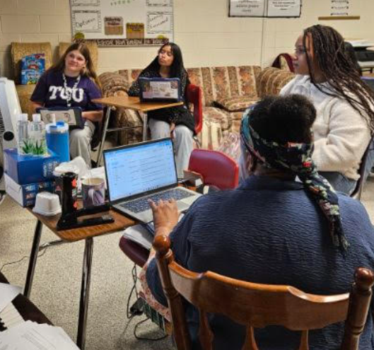 JohnStem_EISD's tweet image. Word wizards at work! 📚✨ Instructor Kigigha’s 8th grade English students are leveling up their vocab one awesome word at a time! 💡📝 #EnglishClass #VocabularyFun #WordPower