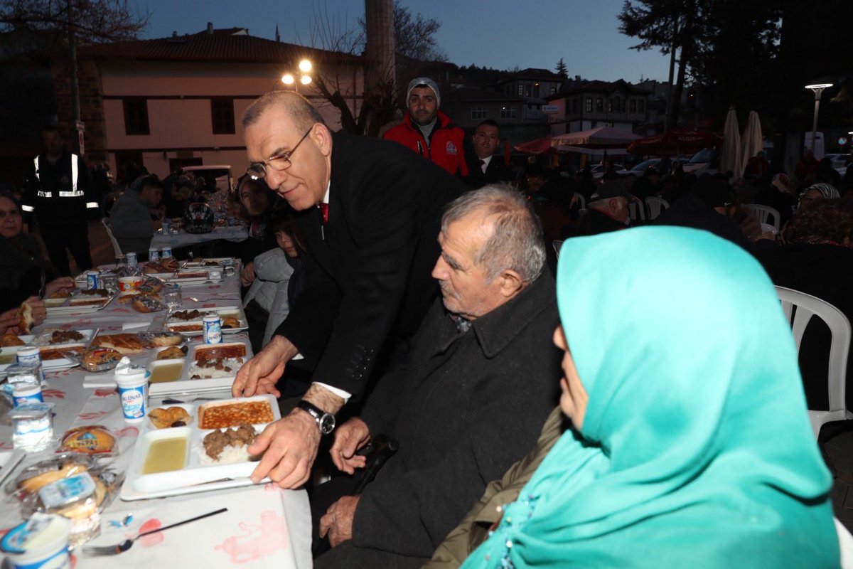 BelediyesiAyas's tweet photo. 🌙 Ayaş’ta Gönül Sofrası ikinci kez kuruldu.

Ayaş Belediye Başkanımız İzzet DEMİRCİOĞLU, iftar programında vatandaşlarımızla aynı sofrada buluştu. Masaları tek tek gezerek hemşehrilerimizle ilgilendi. https://t.co/wsbxkC8Hgb