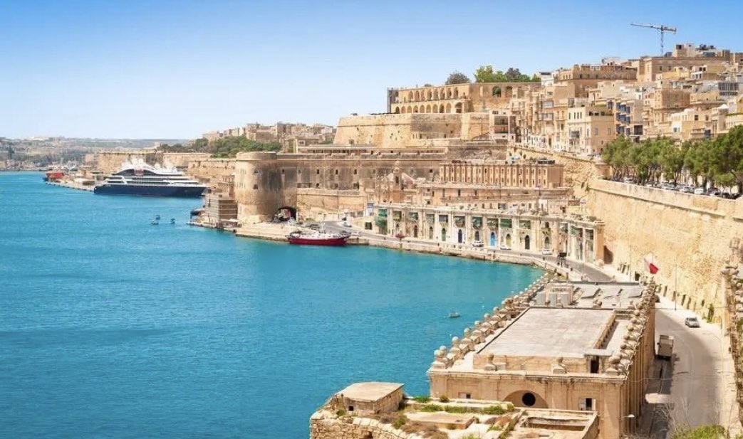 ▪️Türkiye'nin yurt dışındaki 30 elçiliğinde hakim-savcı kadrosu oluşturuldu.

▪️Yabancı dili bile olmayan birçok kişi hakim-savcı kadrosundan mahkemelerde hiç çalışmadan direkt yurt dışına atandı.

▪️Bu kişilere 7 bin Euro ve yurt içindeki hakim-savcı maaşları ödeniyor.