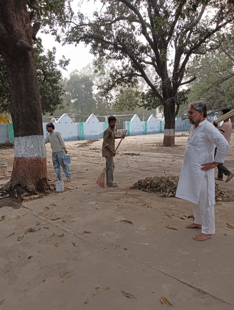 ma3335362's tweet photo. पीलीभीत।11-03-2026.
शहर पीलीभीत की एतिहासिक ईगाह में ईदूलफ़ितर की नमाज़ के दृष्टिगत प्रबंध कमेटी के सचिव श्री सिराज ख़ान द्वारा सफ़ाई व्यवस्था का जायजा़ लिया गया और लेबर को आवश्यक निर्देश दिए गए। https://t.co/gJoW75iT4K
