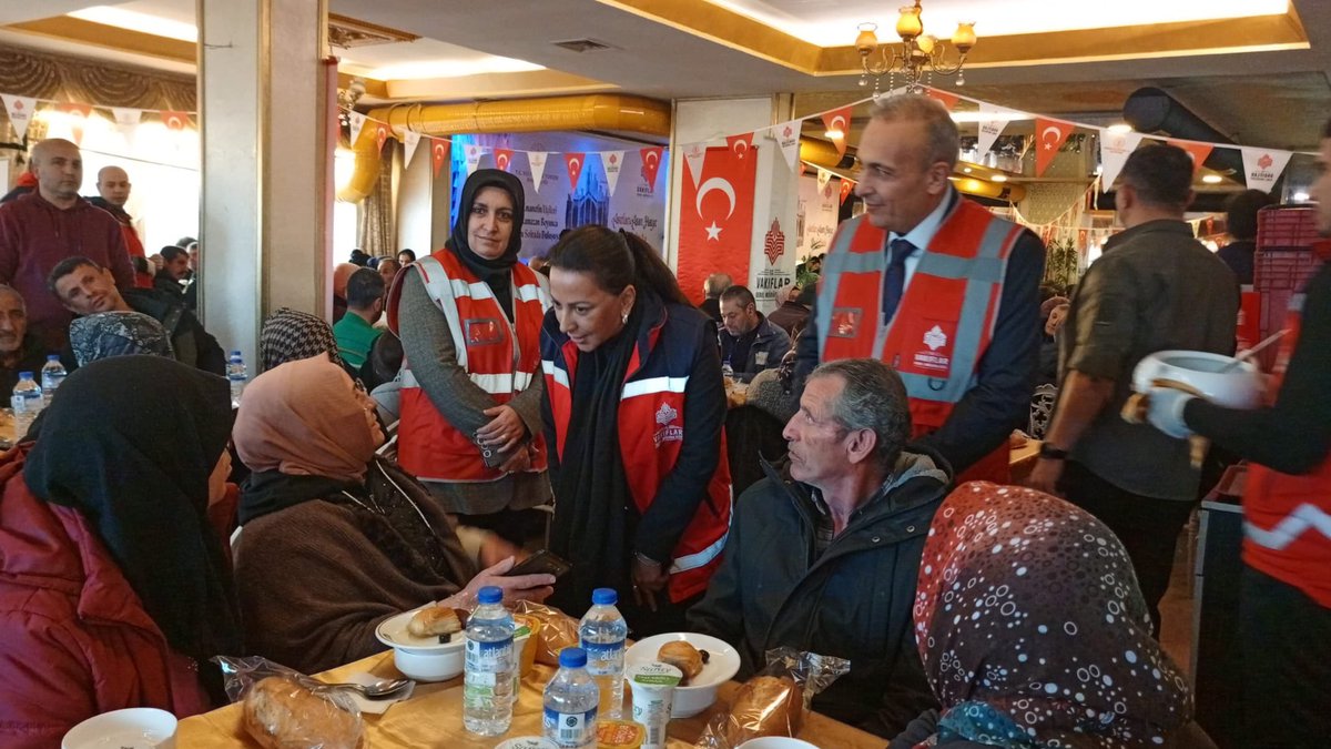 KayseriBolge's tweet photo. 1000 kişilik bereketli iftar soframızda Basın Müşavirimiz Gül Aşık ile bir aradayız. Kayseri Vakıflar Bölge Müdürlüğümüzün düzenlediği bu güzel akşamda Ramazan’ın huzurunu paylaşıyoruz.
@TCKulturTurizm @VakiflarGM @sinanaksu @gulask https://t.co/qaTZE8ro73