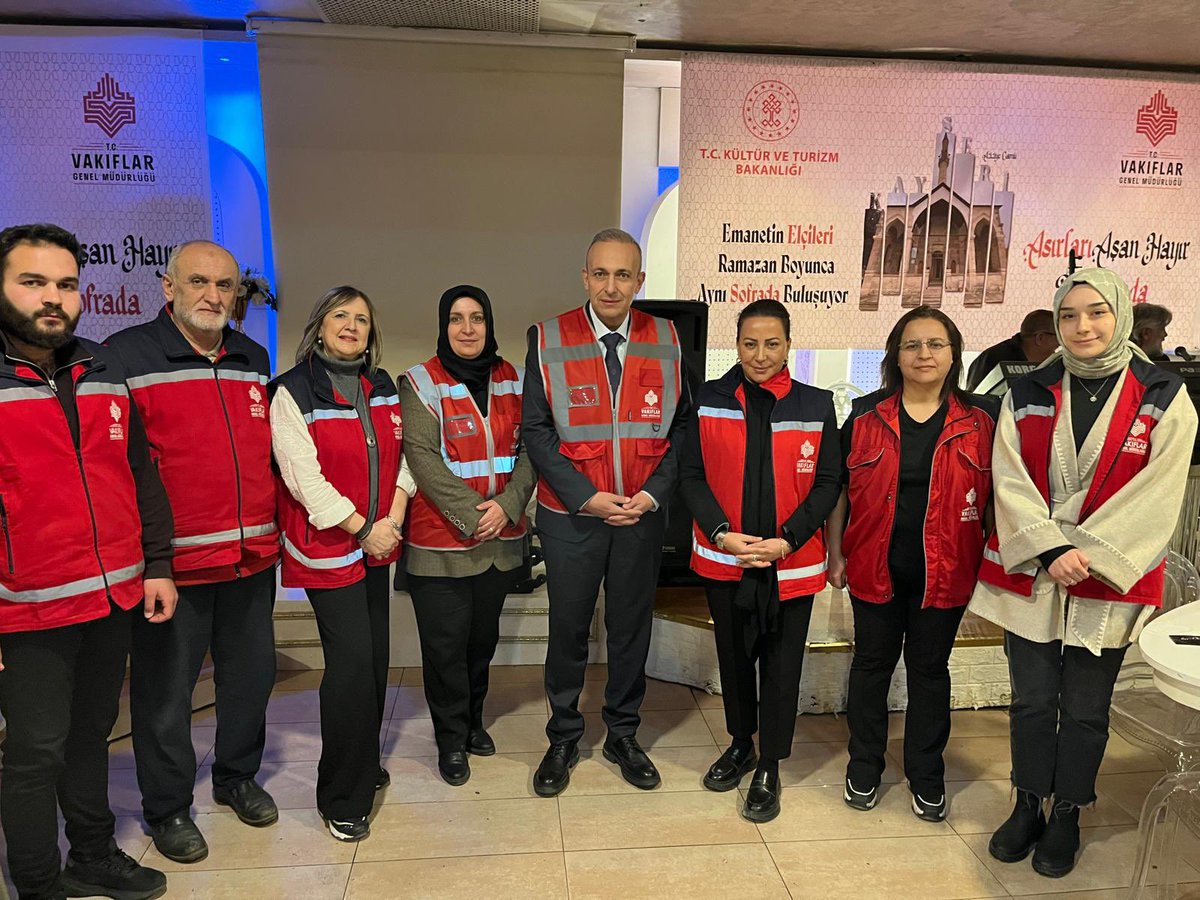 KayseriBolge's tweet photo. 1000 kişilik bereketli iftar soframızda Basın Müşavirimiz Gül Aşık ile bir aradayız. Kayseri Vakıflar Bölge Müdürlüğümüzün düzenlediği bu güzel akşamda Ramazan’ın huzurunu paylaşıyoruz.
@TCKulturTurizm @VakiflarGM @sinanaksu @gulask https://t.co/qaTZE8ro73