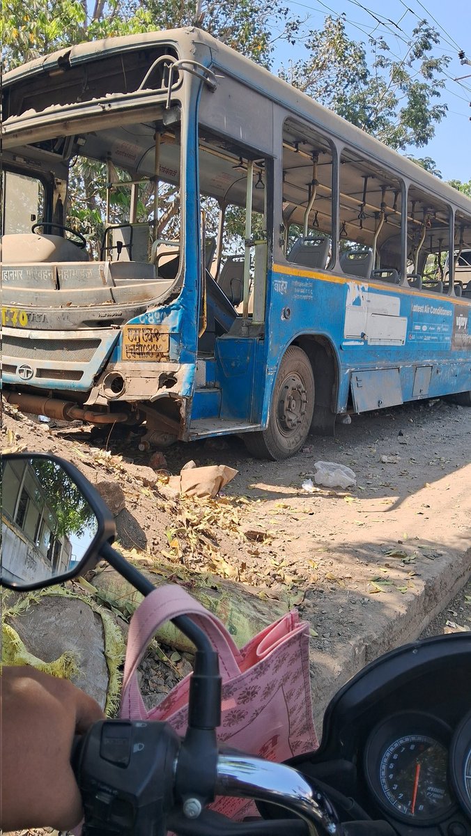 gts_twit's tweet photo. @PuneCityTraffic 

T66423 नुसार वरील पार्किंग समस्येसाठी वाहतूक पोलीस विभागाशी संपर्क करायला लावला आहे.  त्यानुसार आपण शेवाळवाडी डेपो समोर पुणे सोलापूर रस्त्यादरम्यान फुटपाथवर लावलेल्या या नादुरुस्त पीएमटी बस तातडीने काढून रस्ता पादचाऱ्यांसाठी मोकळा करावा. https://t.co/DOGg38x1LG