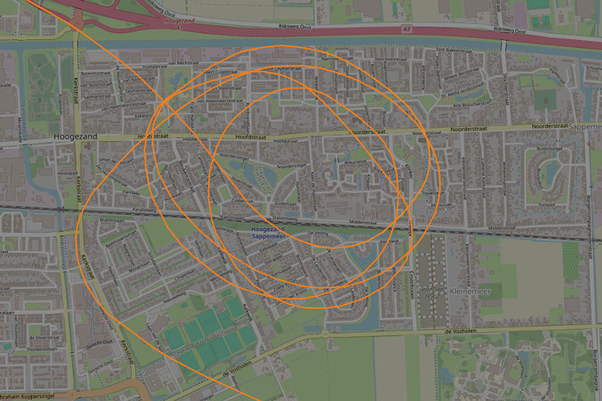 Politiehelikopter vliegt rondjes boven Hoogezand