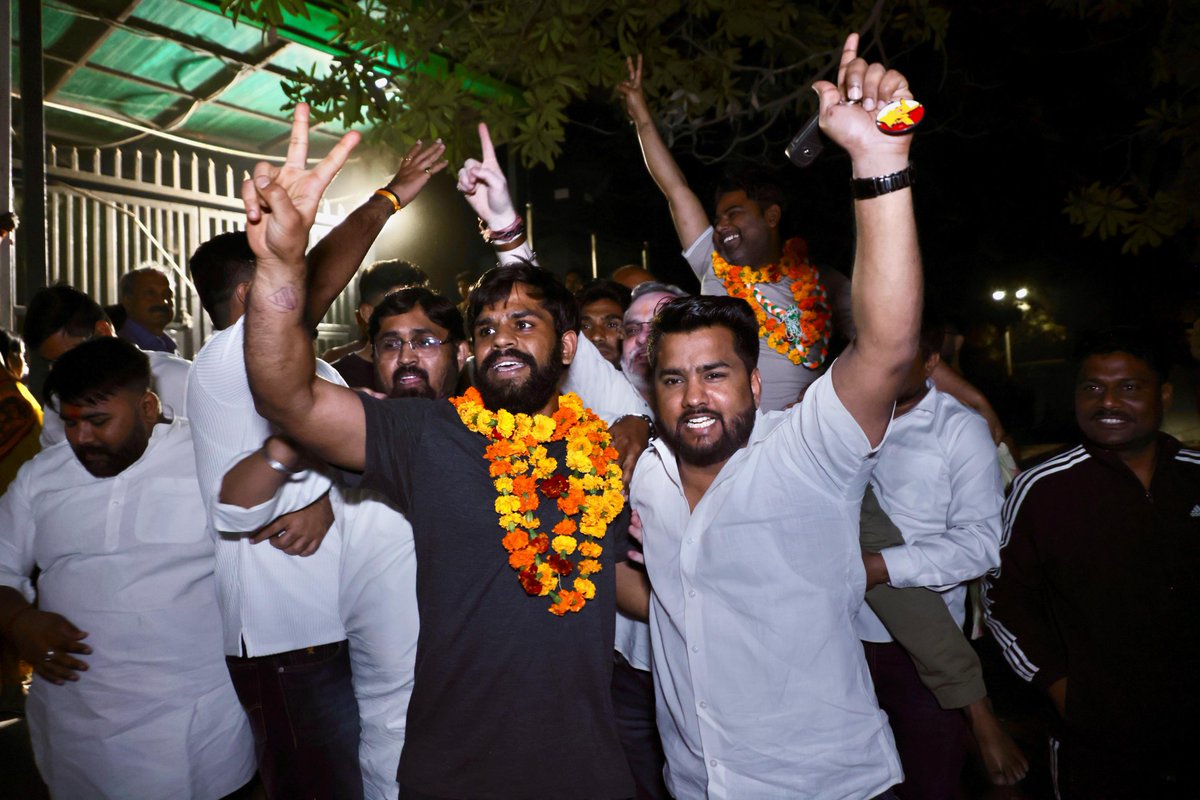IYC's tweet photo. सत्यमेव जयते 🇮🇳

आज IYC अध्यक्ष @UdayBhanuIYC ने तिहाड़ जेल से रिहा हुए हमारे बब्बर शेर साथियों दिव्यांश गिरधर, भूदेव शर्मा एवं कुबेर मीणा का स्वागत किया।

AI Summit में देश विरोधी ट्रेड डील के खिलाफ आवाज़ उठाकर ‘Compromised’ प्रधानमंत्री को खुली चुनौती दी थी।

📍दिल्ली https://t.co/rAc0pFqaHy