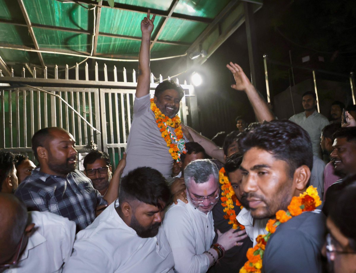 IYC's tweet photo. सत्यमेव जयते 🇮🇳

आज IYC अध्यक्ष @UdayBhanuIYC ने तिहाड़ जेल से रिहा हुए हमारे बब्बर शेर साथियों दिव्यांश गिरधर, भूदेव शर्मा एवं कुबेर मीणा का स्वागत किया।

AI Summit में देश विरोधी ट्रेड डील के खिलाफ आवाज़ उठाकर ‘Compromised’ प्रधानमंत्री को खुली चुनौती दी थी।

📍दिल्ली https://t.co/rAc0pFqaHy