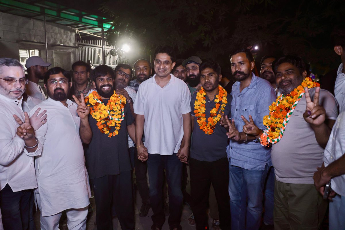 IYC's tweet photo. सत्यमेव जयते 🇮🇳

आज IYC अध्यक्ष @UdayBhanuIYC ने तिहाड़ जेल से रिहा हुए हमारे बब्बर शेर साथियों दिव्यांश गिरधर, भूदेव शर्मा एवं कुबेर मीणा का स्वागत किया।

AI Summit में देश विरोधी ट्रेड डील के खिलाफ आवाज़ उठाकर ‘Compromised’ प्रधानमंत्री को खुली चुनौती दी थी।

📍दिल्ली https://t.co/rAc0pFqaHy