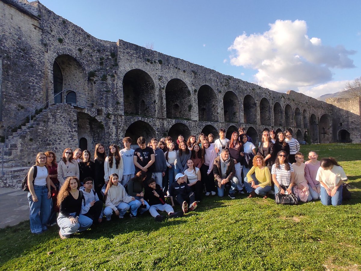 LPO_RemiBelleau's tweet photo. Voyage | Erasmus+🇪🇺| Grèce🇬🇷

Journée d'excursion à Ioannina et ses environs.
Les élèves ont réalisé un symbole de la paix dans le mémorial des victimes grecques de la seconde guerre mondiale et ont rendu hommage au soldat inconnu en réalisant des photos. https://t.co/3JN9jI5803