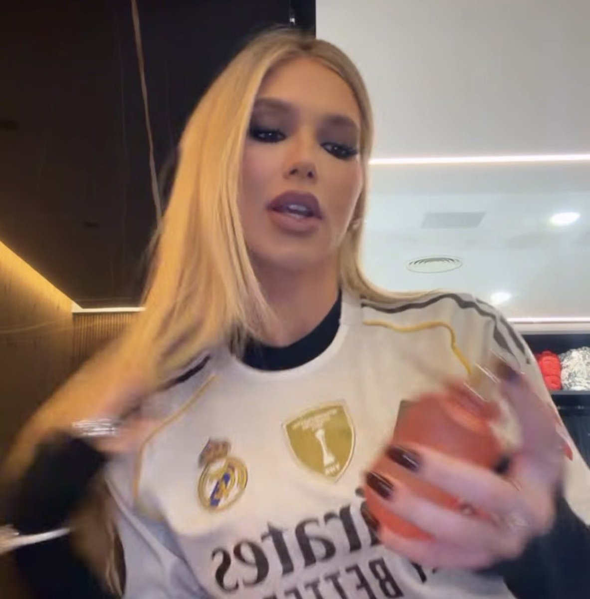 Em 5 dias a Virginia saiu de Madrid para Paris fashion Week, dps Brasil para o desfile My favorite. Mostrou que ex do ex que curte post de hate para ela não vai usar as filhas dela para hype, levou as crianças pro hospital e voltou para Madrid a tempo do jogo. Simplesmente HER.