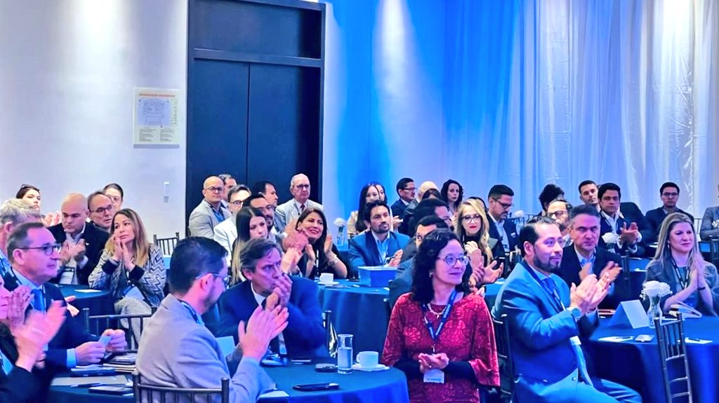 EPM Aeropuerto de Quito tweet media