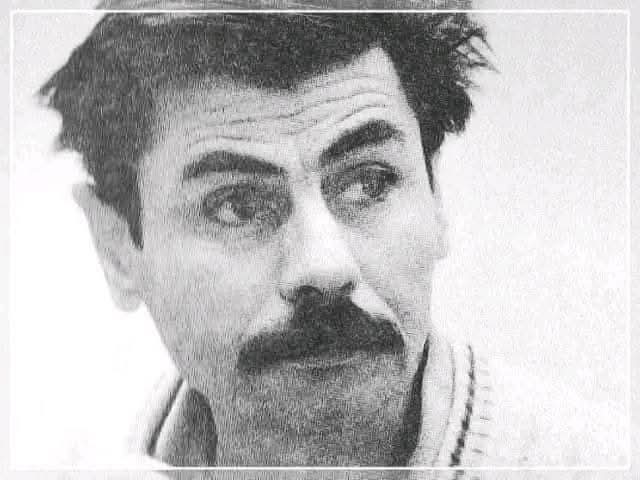 Şimdi benim buzdan bir döşekte
Üç büklüm olmuş zavallı sevdam,
Üşüyorsa ölesiye yalnızlıktan;
Bil ki senin hep böyle güvensiz,
Yaşamdan korkar oluşundan.

İşte bunun için sevmiyorum seni.

#MetinAltıok