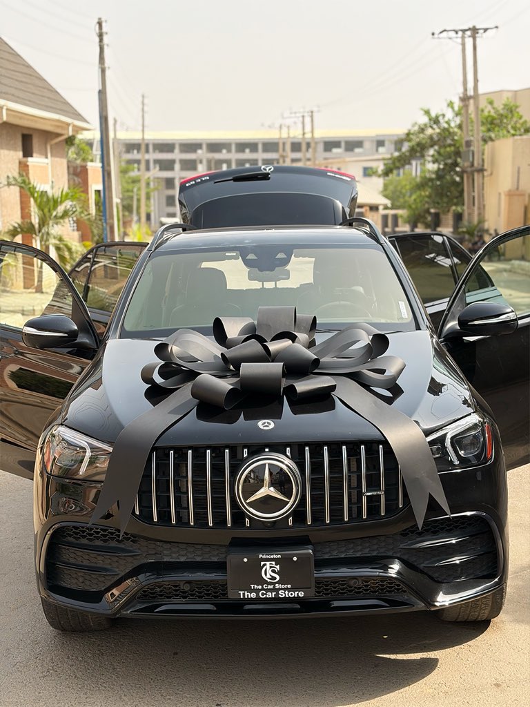 QueenTea__'s tweet photo. This is soo beautiful congratulations 🍾🎉🎊 @Techriztm  in your lovely car .
You really have built a legacy for yourself &amp; keep winning is all I pray for you https://t.co/Pb3ey5SwDE