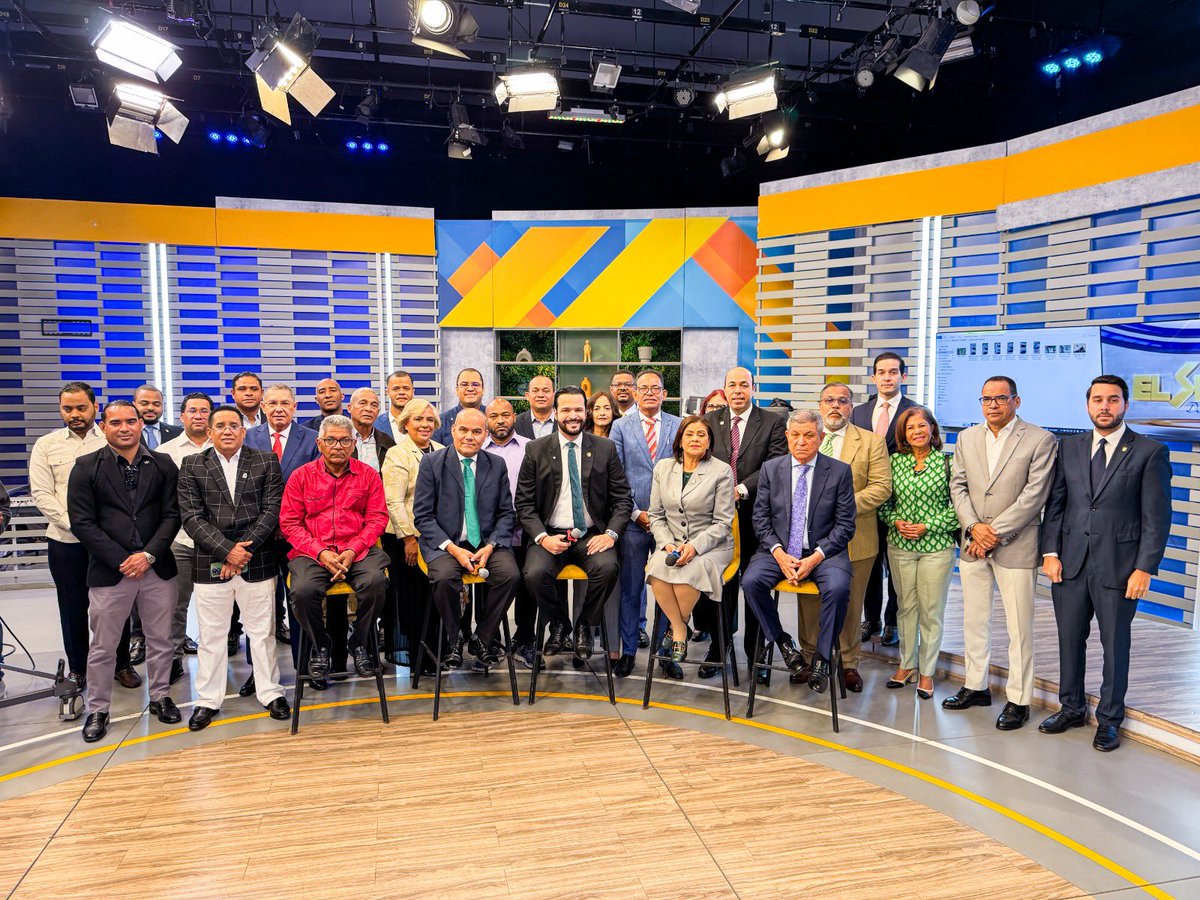 rafaelpazRD's tweet photo. Hoy la Dirección del Distrito Nacional de la Fuerza del Pueblo estuvo en El Show del Mediodía presentando una visión clara: la República Dominicana necesita una alternativa seria, organizada y preparada para gobernar.

En la capital seguimos avanzando con orden, método e integración, fortaleciendo una estructura política al servicio del país y de la victoria de 2028.

#FuerzaDelPueblo
#ElPartidoEnLaCapital