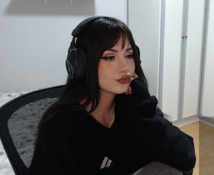 M a y l é n tweet media