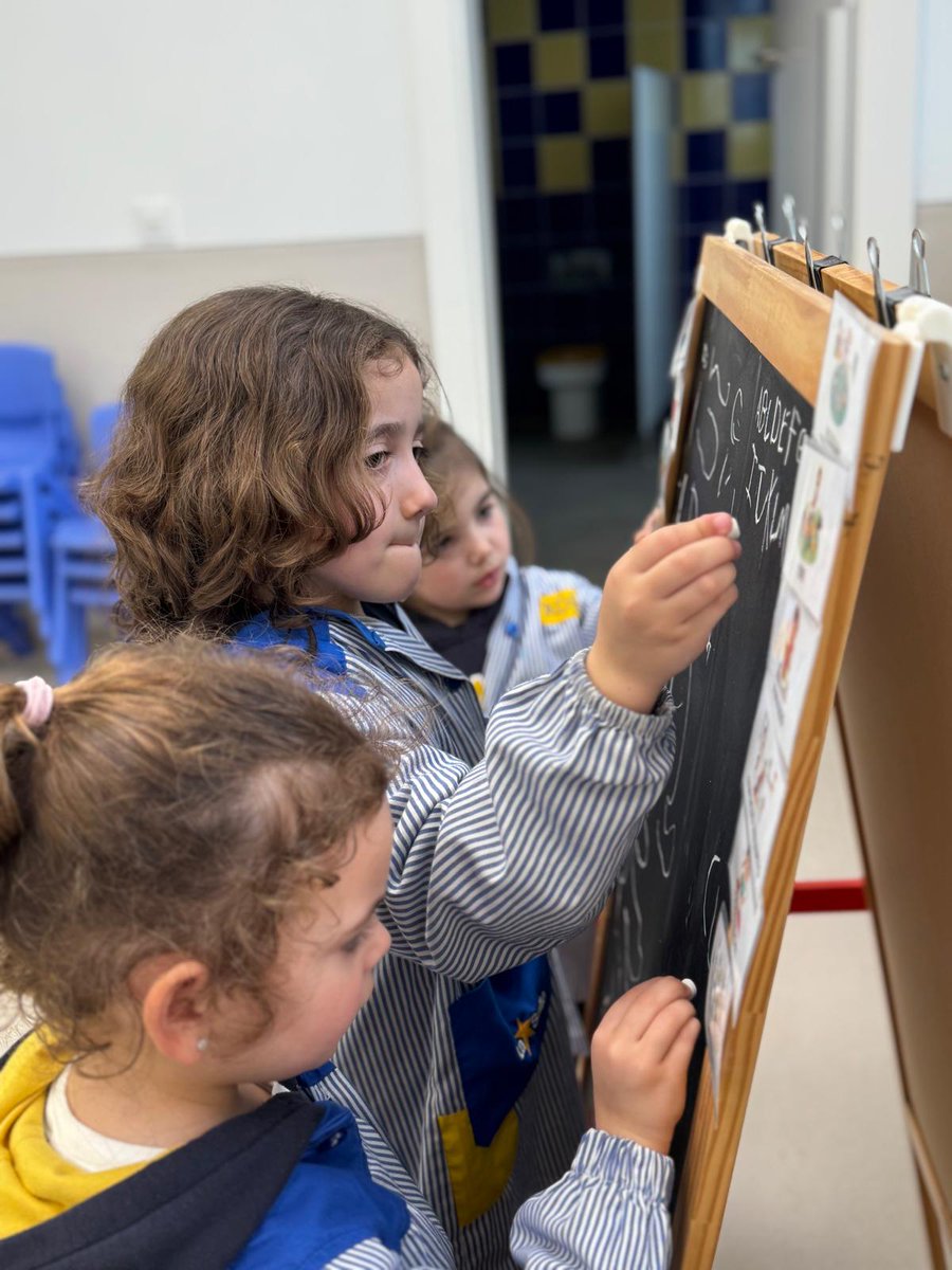 LaSalleSdr's tweet photo. En #internivel #NCALaSalle🚀  de #Infantil jugamos y nos ayudamos entre todos. 
Lucia y Claudia juegan a ser profes, ¡y qué bien lo hacen!
#SomosLaSalle💫 https://t.co/vdih9aP2El