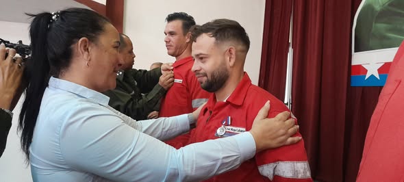 Jefes, oficiales, trabajadores civiles y dirigentes sindicales del Ministerio del Interior se dieron cita para reconocer la ardua labor de hombres y mujeres tras el paso del huracán Melissa.
<a href="/BarceloOrt92635/">Yudelkis Ortiz Barceló</a> 
<a href="/PartidoPCC/">Partido Comunista de Cuba</a> 
<a href="/DiazCanelB/">Miguel Díaz-Canel Bermúdez</a>