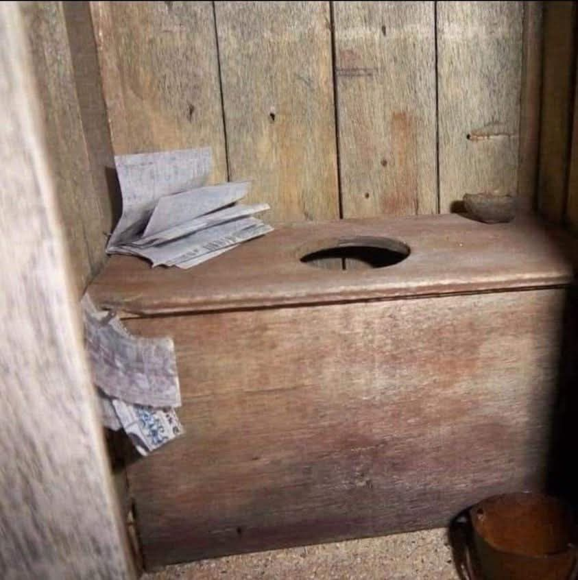 Generations7080's tweet photo. Avez-vous connu ce type de WC chez vos grands-parents ou en vacances à la campagne ? 😅 Il ne fallait pas oublier le papier journal 😅 https://t.co/0wv0kahDJr