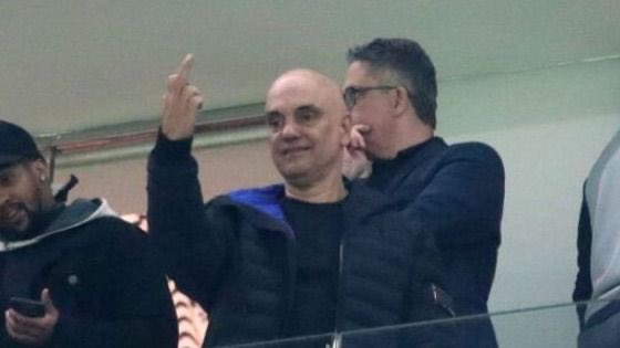 Não se esqueçam: o fotógrafo que tirou essa foto foi demitido por causa dela. Foram 23 anos de carreira.

SaBOR democracia.