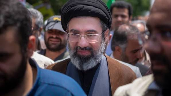 شاہ ساقط می‌شود، پسرش می‌آید.  
خامنه‌ای ساقط می‌شود، پسرش جای او را می‌گیرد.  
مردم ایران نباید از دیکتاتوری شاه به دیکتاتوری جمهوری اسلامی برسند،  
نه پسر شاه، نه پسر شیخ... تنها کارگردانان همان ستمند
#نه_شاه_نه_شیخ