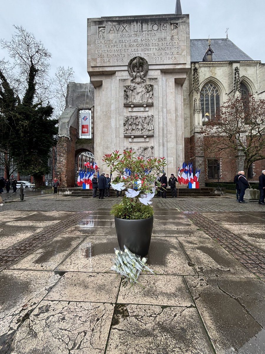 Lille_en_commun's tweet photo. À #Lille aux côtés de @Ardeslandes pour la Journée nationale d’hommage aux victimes du terrorisme. Nous nous souvenons de ceux que la violence terroriste nous a arrachés et adressons nos pensées à leurs proches. Mémoire, recueillement &amp; unité face à la haine. #11mars @ch_brun https://t.co/EQX6Phgzed