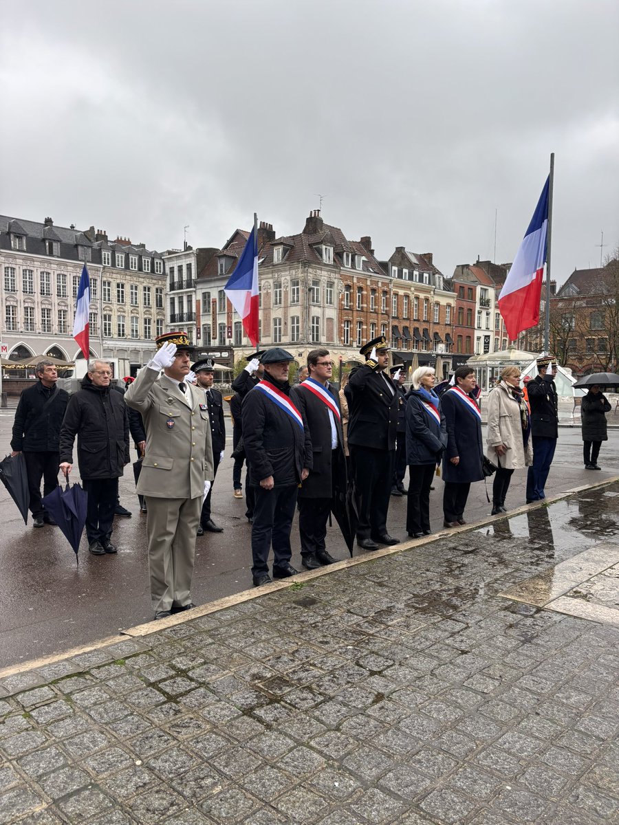 Lille_en_commun's tweet photo. À #Lille aux côtés de @Ardeslandes pour la Journée nationale d’hommage aux victimes du terrorisme. Nous nous souvenons de ceux que la violence terroriste nous a arrachés et adressons nos pensées à leurs proches. Mémoire, recueillement &amp; unité face à la haine. #11mars @ch_brun https://t.co/EQX6Phgzed