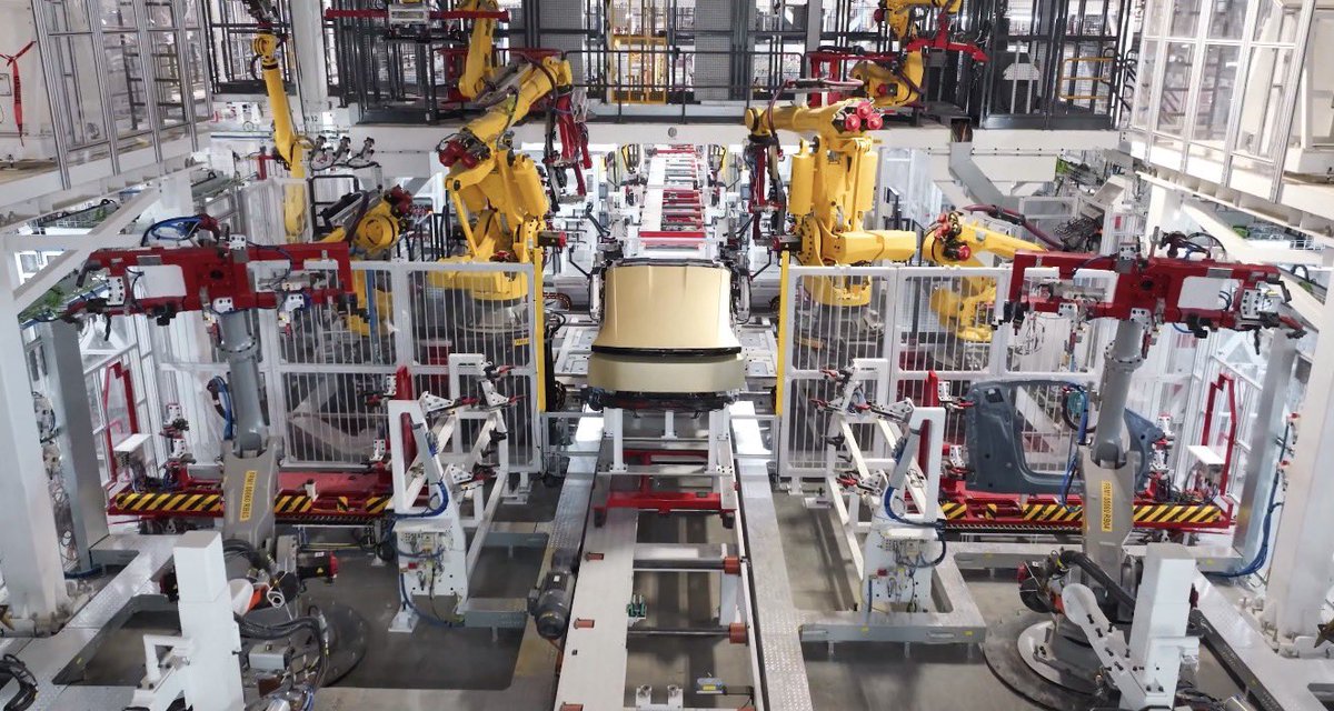 niccruzpatane's tweet photo. The Tesla Cybercab features body panels made from polyurethane plastic, with the color injected directly during the molding process. 

This eliminates the need for a traditional paint shop in production. For repairs, damaged panels are simply replaced according to Lars, VP of Vehicle Engineering.