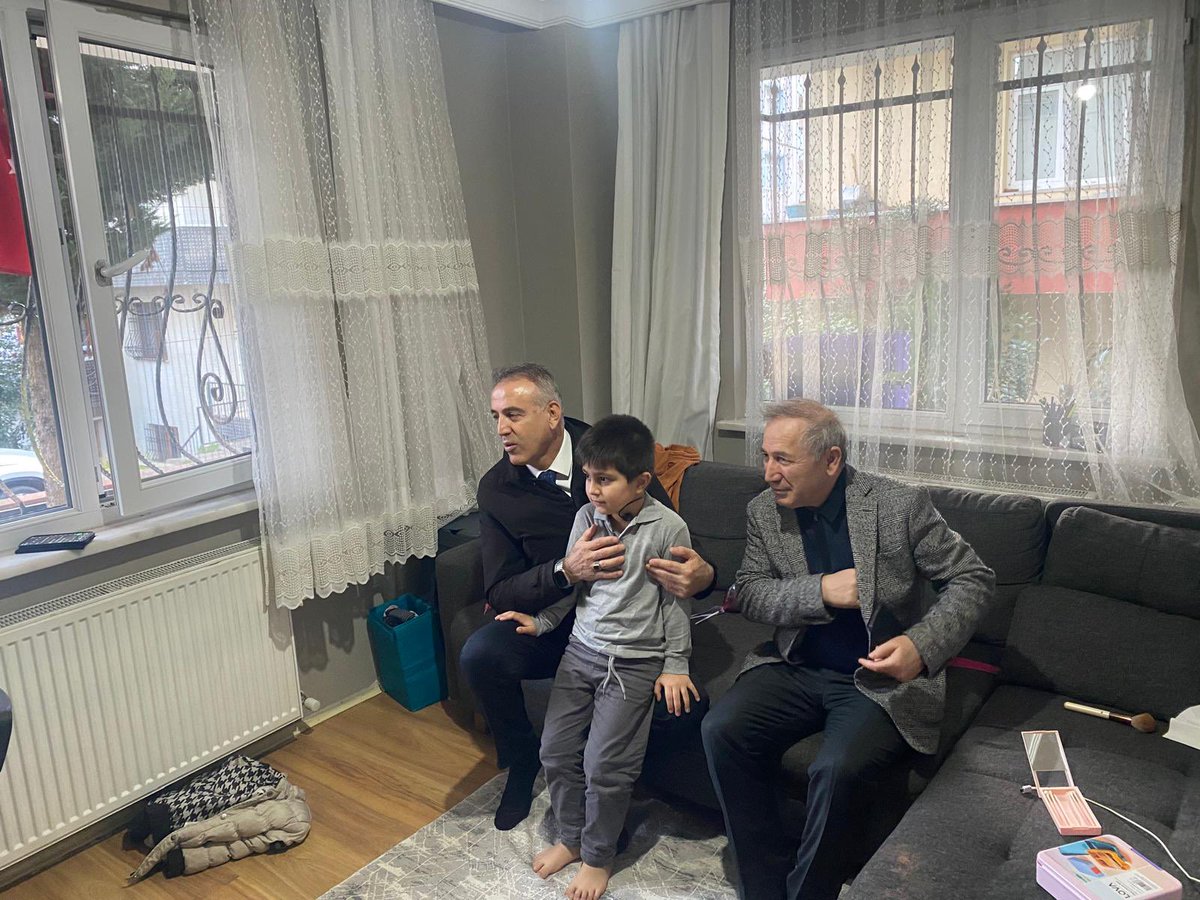 Ramazan ayının manevi iklimini komşularımız ile yaşıyor, bereketi birlikte paylaşıyoruz...

Spor Komisyonu Başkanımız İmdat Köseoğlu ve Mahalle Başkanımız Yaşar Tosun ile birlikte komşularımızı hanelerinde ziyaret ettik.

Bizlere kapılarını ve gönüllerini açan tüm komşularımıza