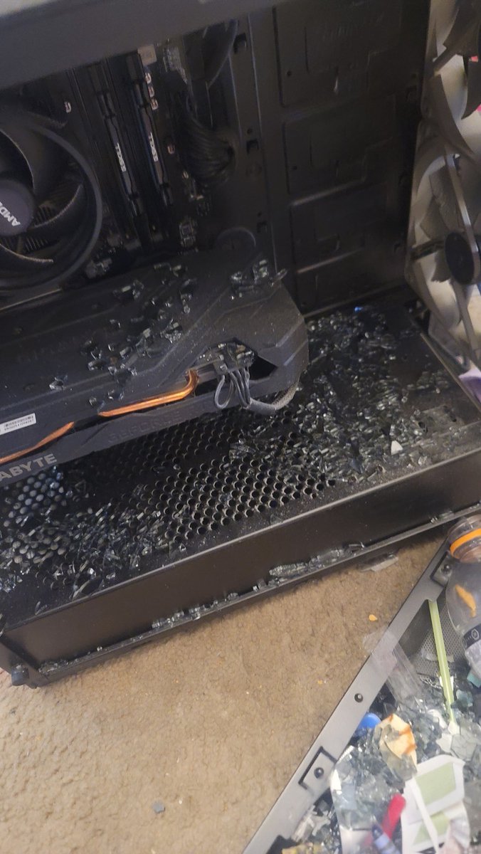 hateroftwiter's tweet photo. Sad day when your @Phanteks case side panel decides to commit seppuku. https://t.co/6aCY2v9k1K