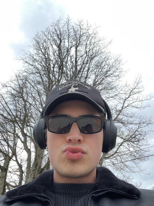 i wonder what he’s listening to