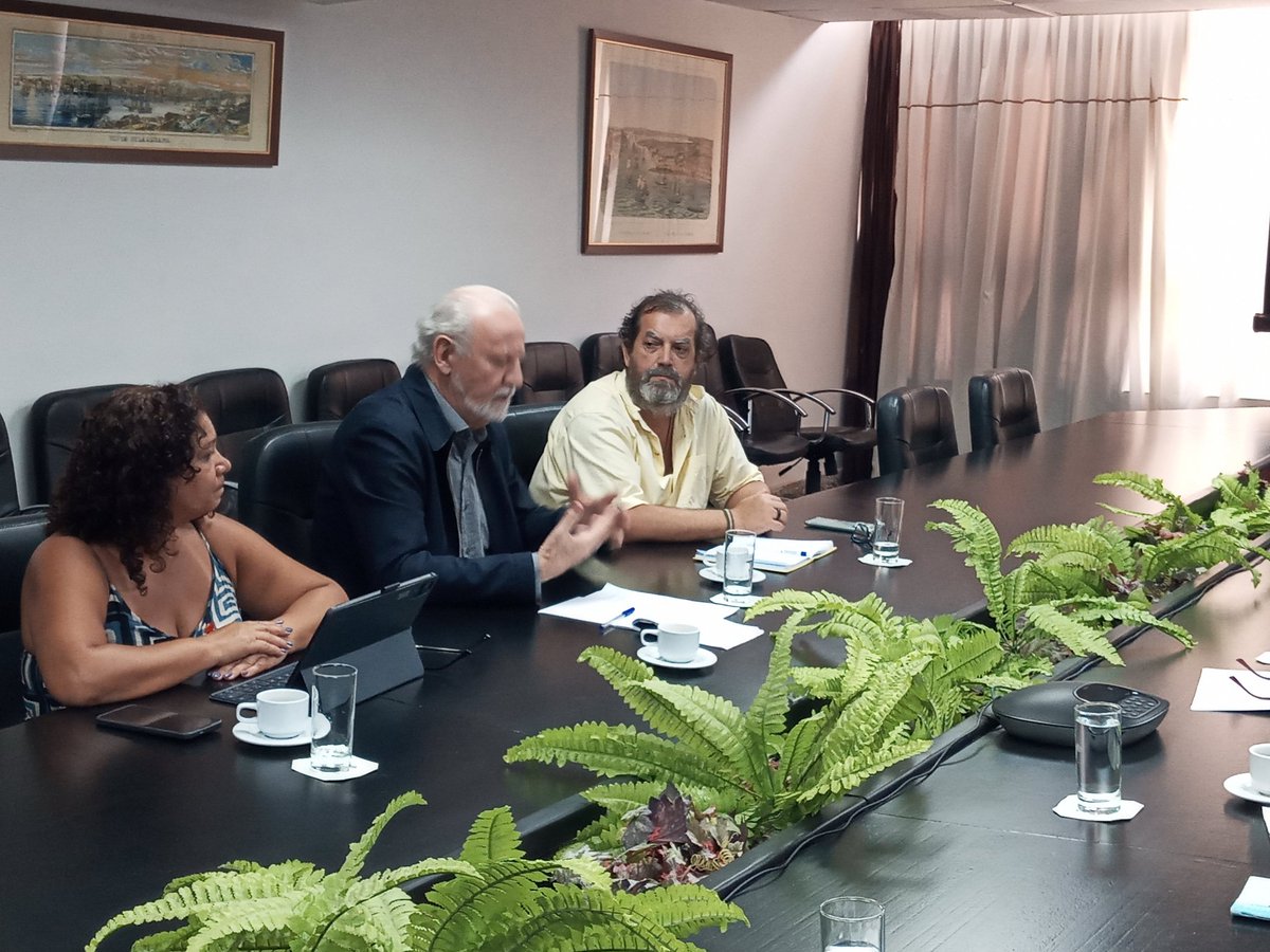 TaniaMCruzHdez's tweet photo. La hermandad entre los pueblos siempre tendrá nuestra máxima atención. En el @MINSAPCuba sostuvimos emotivo y fraterno encuentro con el Sr. Joao Pedro Stedeli, Director Nacional del Movimiento de los Trabajadores Rurales sin Tierra (MST) de Brasil.

#CubaPorLaVida
#CubaNoEstáSola https://t.co/J3cvKF3hRk