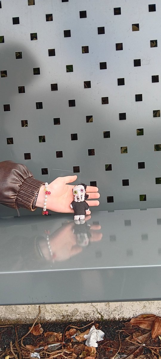 useless worm tweet media