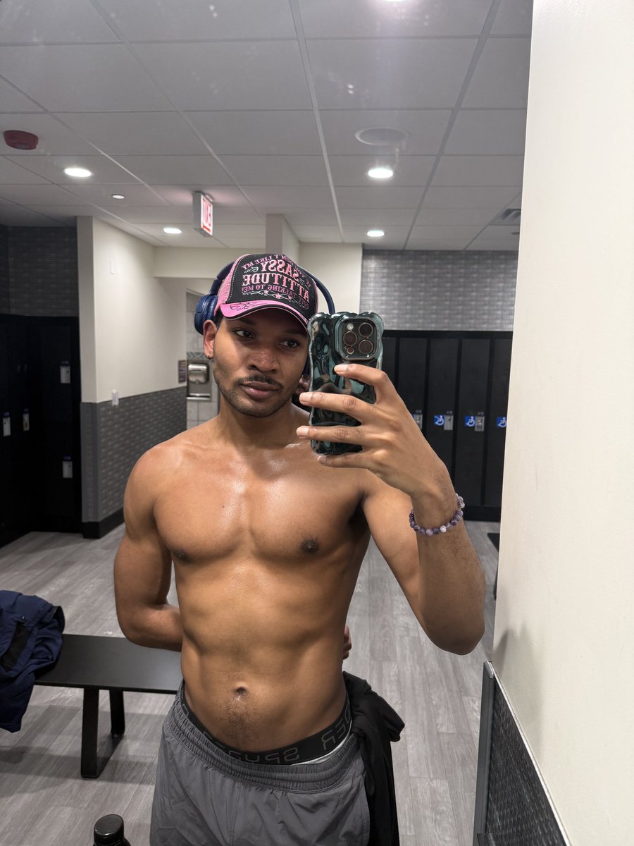 zayifyanasty's tweet photo. Training for my Broadway Debut🙂‍↕️ https://t.co/YonKoZrG0h