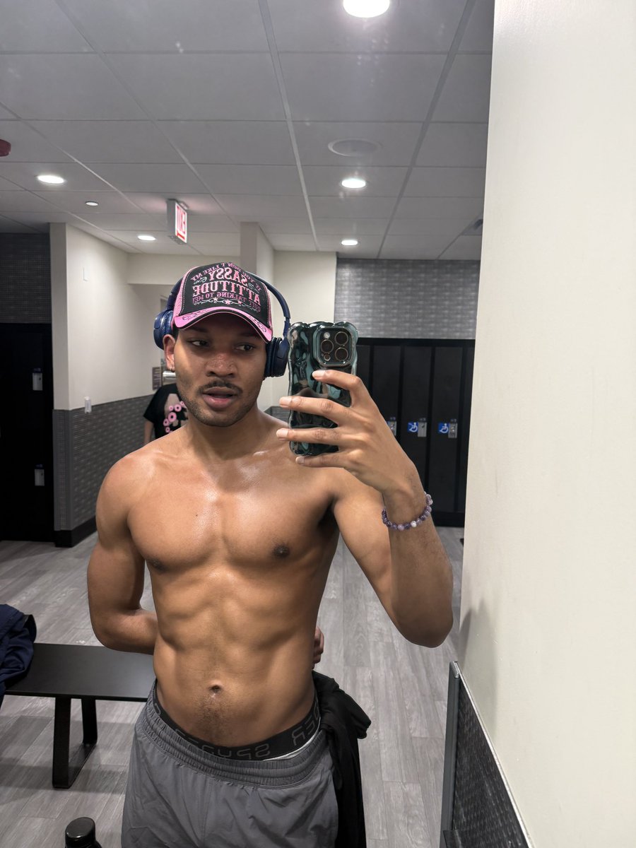 zayifyanasty's tweet photo. Training for my Broadway Debut🙂‍↕️ https://t.co/YonKoZrG0h