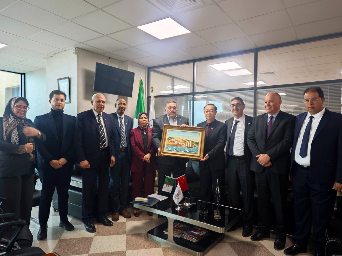 في 11 مارس 2026، التقى سفير الصين لدى الجزائر دونغ قوانغلي برئيس حزب صوت الشعب، السيد لمين عصماني، حيث تبادل الجانبان الآراء حول تعميق تبادل الخبرات في مجال الحوكمة وتعزيز التعاون بين الحزبين.