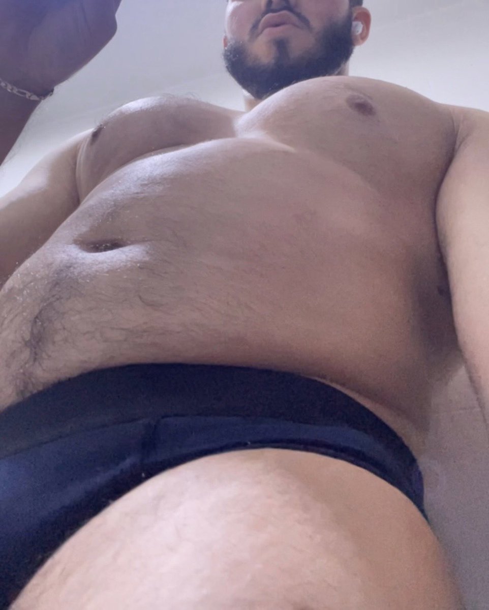 Nessfterdark's tweet photo. It’s feeding time https://t.co/A9CuegWH36