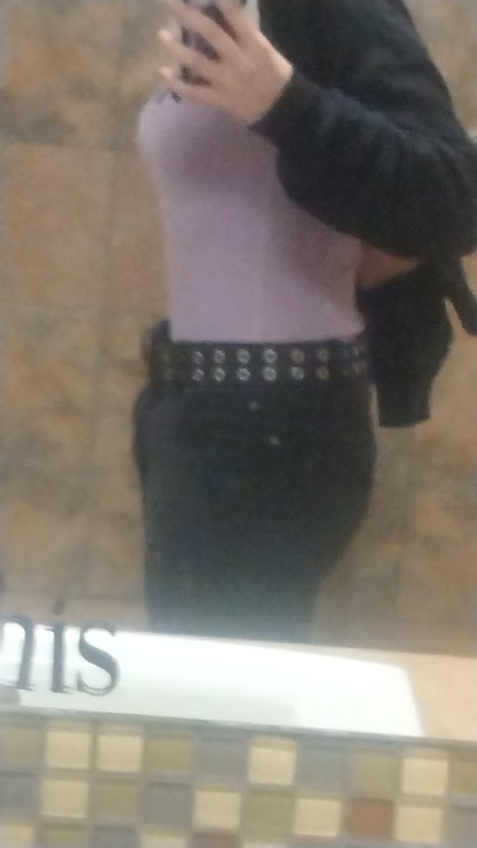 3zr4thBo0s's tweet photo. BODY CHECK: CW: 115 pounds GW: 95ish pounds

Why tf do i look so fat from the front, like ik I'm big and trying to lose weight, but its so bad 🫩

#weightcheck #edtwt #fatspo https://t.co/FfppsO05HB