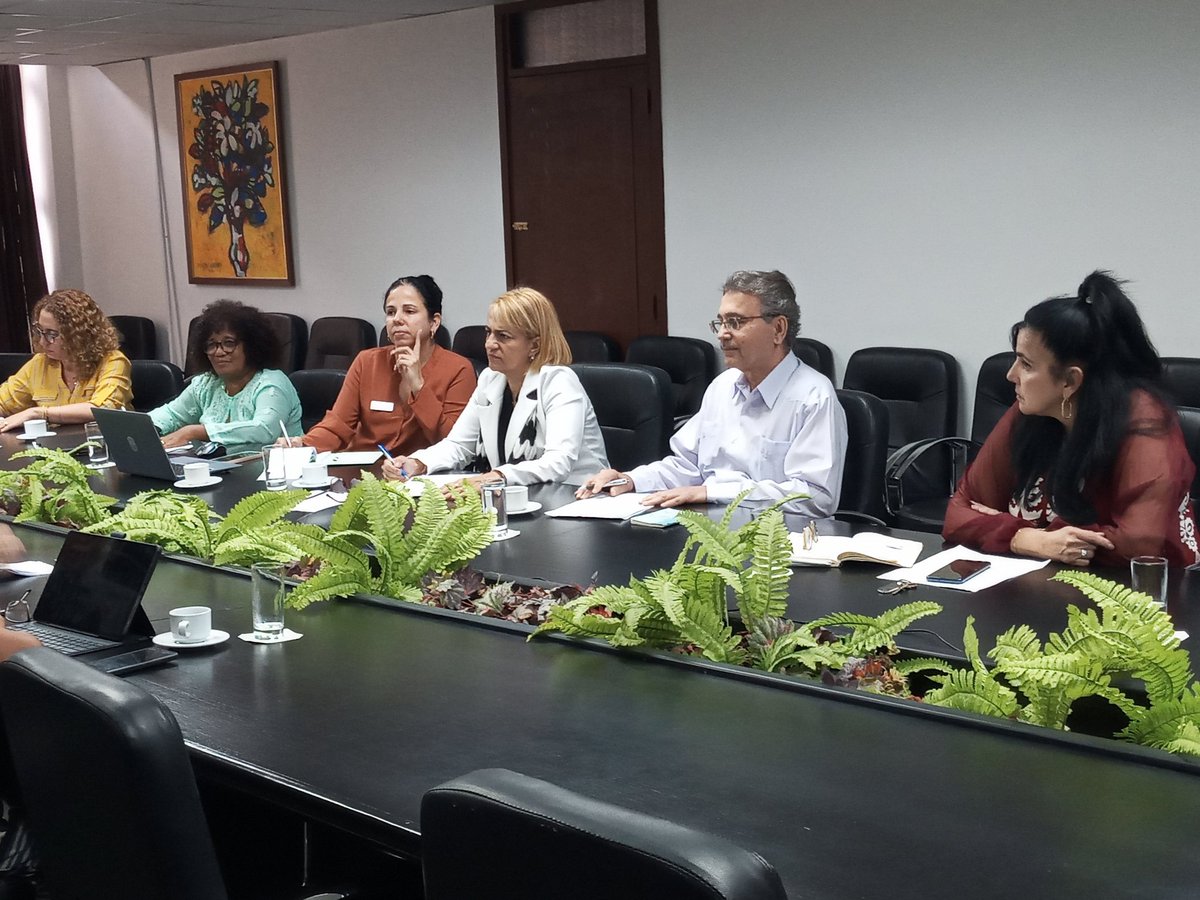 TaniaMCruzHdez's tweet photo. La hermandad entre los pueblos siempre tendrá nuestra máxima atención. En el @MINSAPCuba sostuvimos emotivo y fraterno encuentro con el Sr. Joao Pedro Stedeli, Director Nacional del Movimiento de los Trabajadores Rurales sin Tierra (MST) de Brasil.

#CubaPorLaVida
#CubaNoEstáSola https://t.co/J3cvKF3hRk