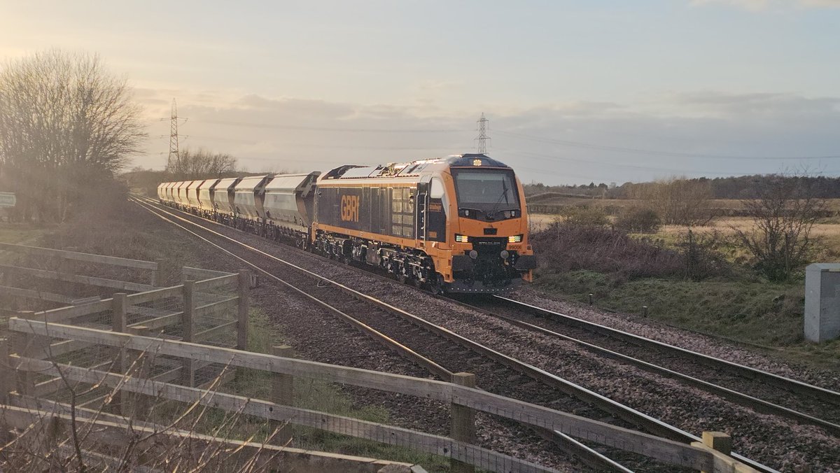 Harrod15S's tweet image. Couple of Flakes 9 have been out today running back n forth Peterborough to Doncaster Decoy through Hayfields nr Doncaster firstly 99004 light engine then this afternoon 99006 with a rake a sand hoppers #class99 #trains #GBRf #Hayfields #Doncaster